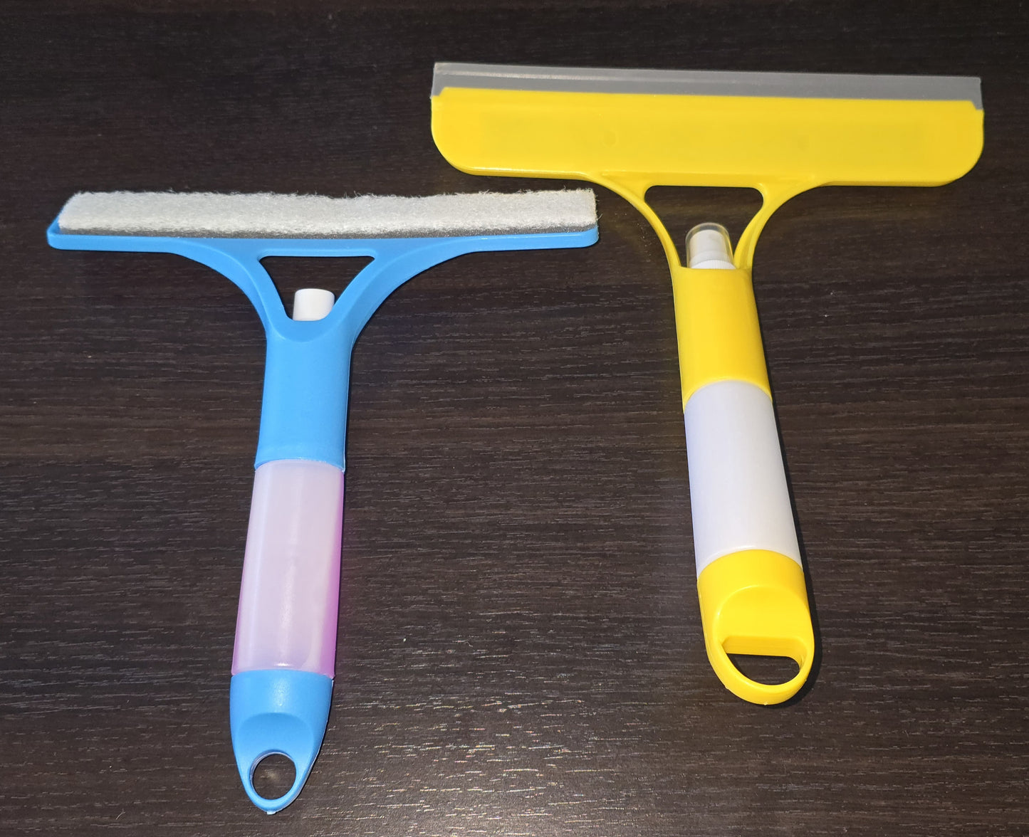 ⭐ Set curățenie: Ștergător cu pulverizator + Perie spații înguste – Doar 46 lei!